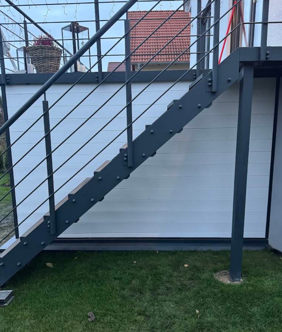 Detailaufnahme einer Metalltreppe